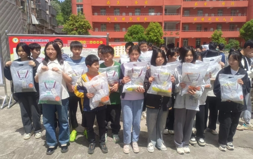 爱起航公益项目点亮嘉陵学子希望之光