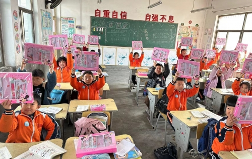 中国下一代教育基金会爱起航公益项目向内蒙古自治区的孩子们捐赠文具包