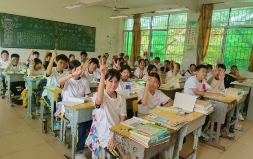 爱起航公益项目情暖万宁学子 助力青春梦想飞扬