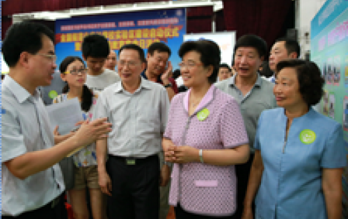 “创建全国规范化家长学?！惫嫦钅科舳鞘? title=