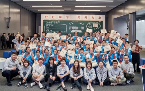 “小红马安全教育公益行动”签约仪式在成都龙泉驿举行