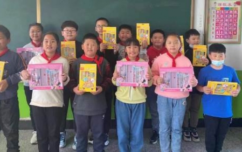 中国下一代教育基金会爱起航公益项目向河南省上蔡县的孩子们捐赠文具包