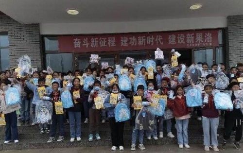 中国下一代教育基金会爱起航公益项目向青海省果洛藏族自治州的孩子们捐赠文具包