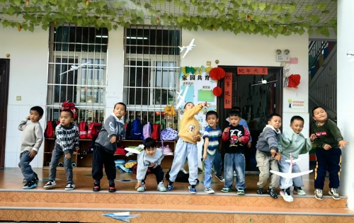 幼儿园迎来爱心捐赠，孩子们喜获科教新玩具