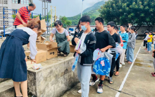 中国下一代教育基金会爱起航公益项目向云南省怒江州的孩子们捐赠文具包