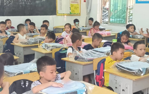 中国下一代教育基金会爱起航公益项目向海南省昌江黎族自治县的孩子们捐赠文具包