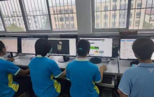 爱起航公益项目向山东省荣成市第十一中学捐赠电脑
