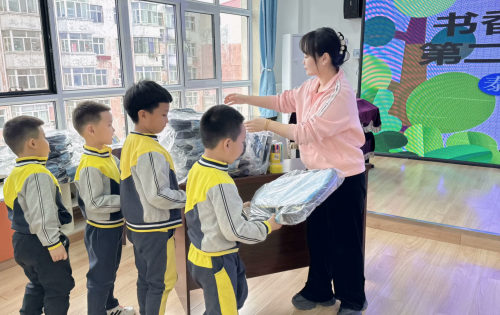 爱起航公益项目情暖泰来县 爱心文具包助力乡村教育