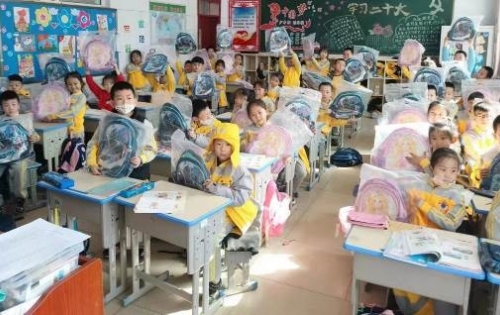 中国下一代教育基金会爱起航公益项目向察右前旗、太仆寺旗的孩子们捐赠文具包
