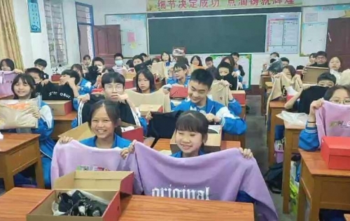 中国下一代教育基金会爱起航公益项目向浙江省和广东省六所学校捐赠运动鞋服