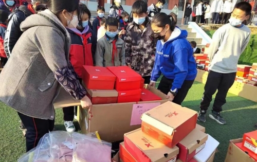 中国下一代教育基金会爱起航公益项目向贵州省遵义市捐赠运动鞋服