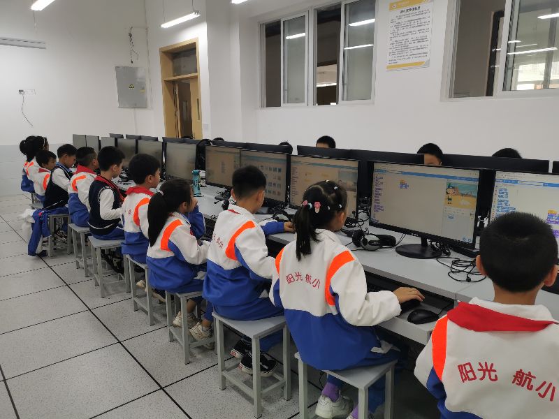 孩子们在心理教室.jpg