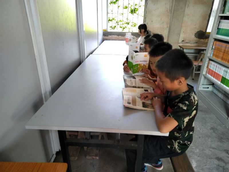 孩子们对新书爱不释手.jpg